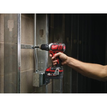Аккумуляторная дрель-шуруповёрт Milwaukee M18 BDD-202C - Metoo (3)